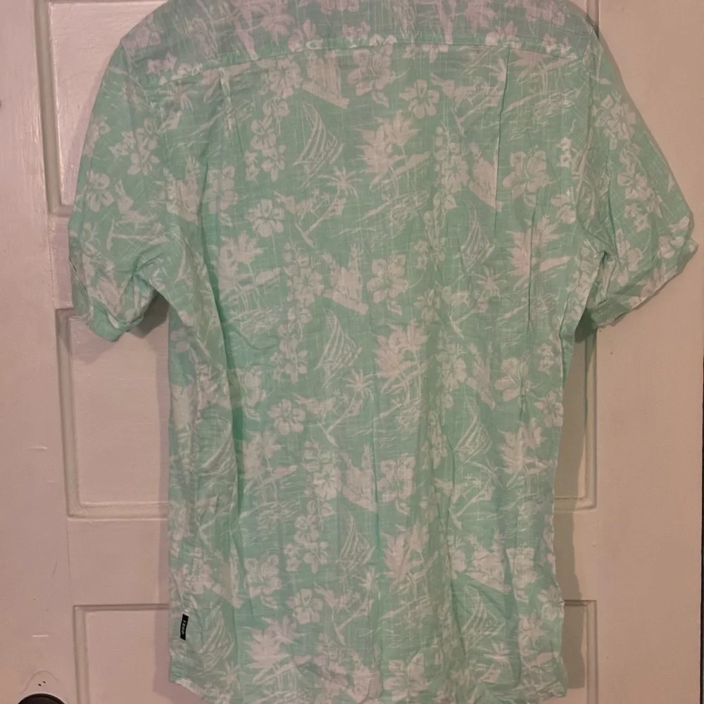 Button up - Picture 3 of 3